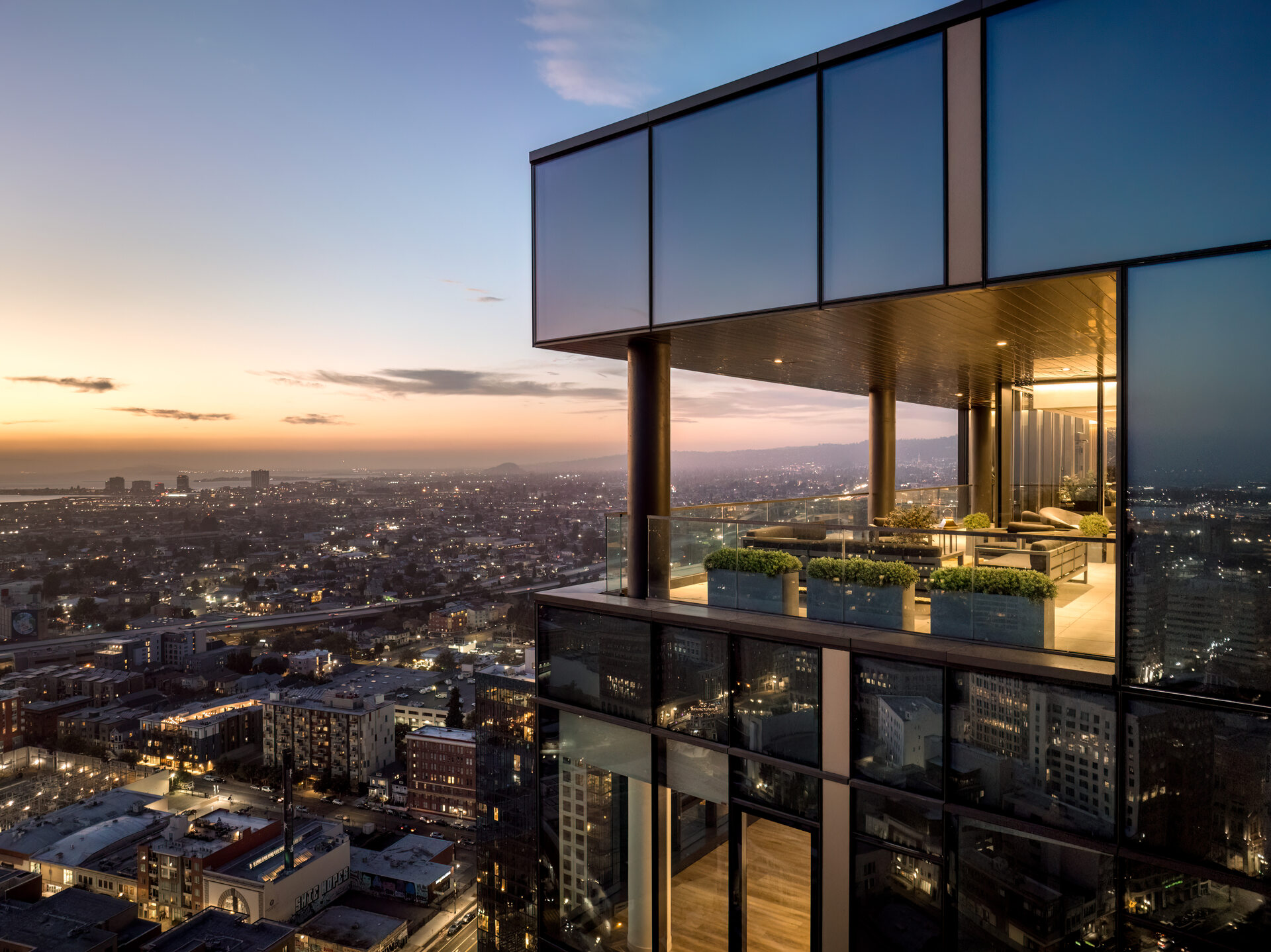 Image showcasing Vogue Penthouse with the greatest 180 degree view. - Airbnb